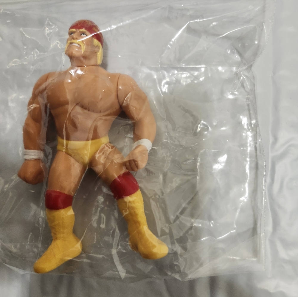 WWE WWF HOF Hulk Hogan Series 5 Wrestling Action Figure Yellow Red Gear Loose - Picture 3 of 5